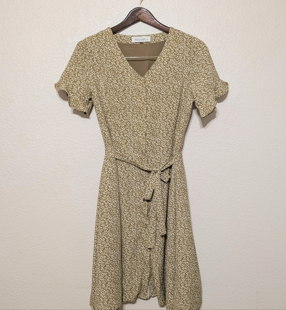 Brass & Roe Floral V-Neck Button Down Flutter Short Sleeve Dress Attached Belt